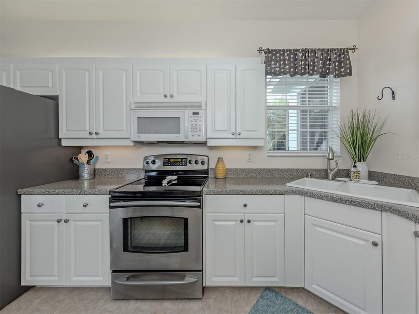 Beautifully maintained and offered furnished, this three-bedroom - photo 12
