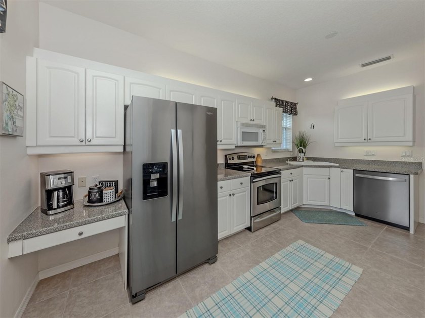 Beautifully maintained and offered furnished, this three-bedroom - photo 13
