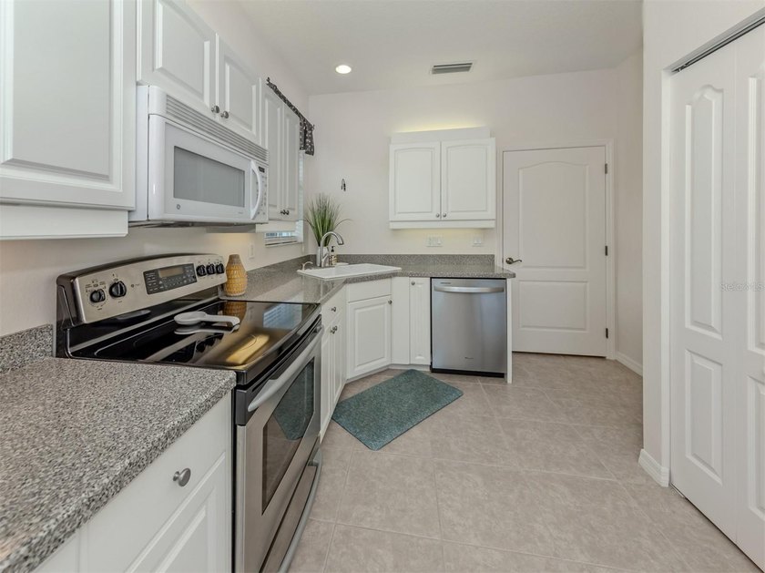 Beautifully maintained and offered furnished, this three-bedroom - photo 15