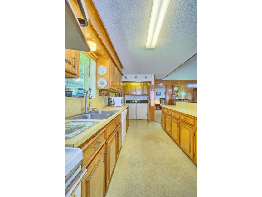 Affordable waterfront living on Toledo Bend! This charming - photo 15