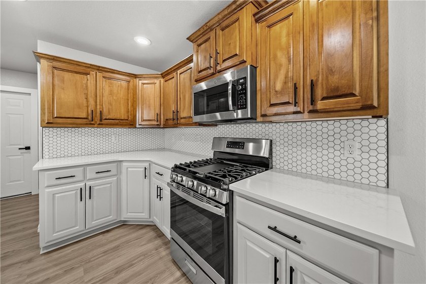 Welcome home to this beautifully updated 5-bedroom, 4-bath - photo 16
