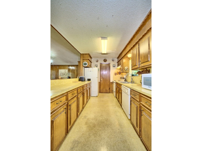 Affordable waterfront living on Toledo Bend! This charming - photo 16