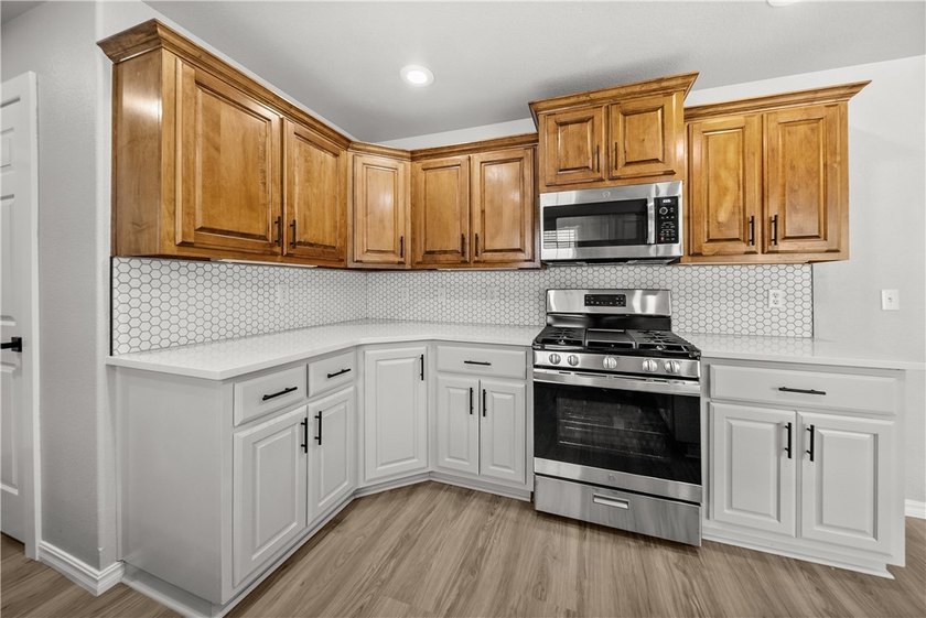 Welcome home to this beautifully updated 5-bedroom, 4-bath - photo 18