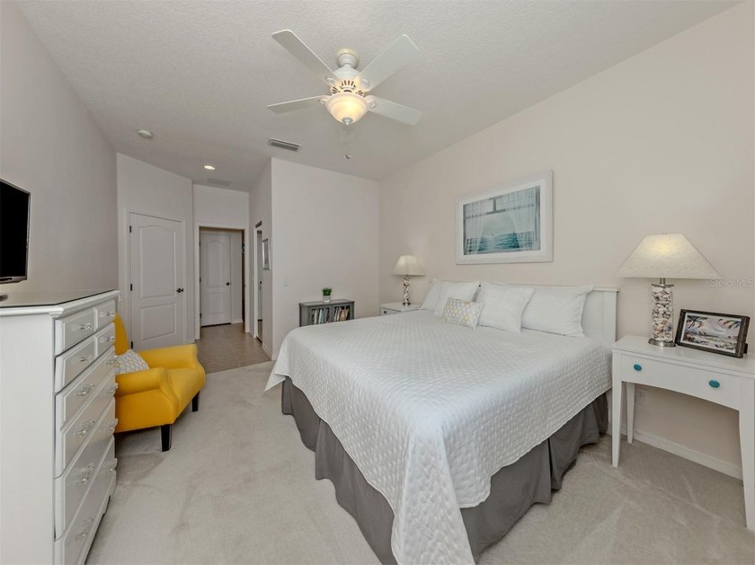 Beautifully maintained and offered furnished, this three-bedroom - photo 18