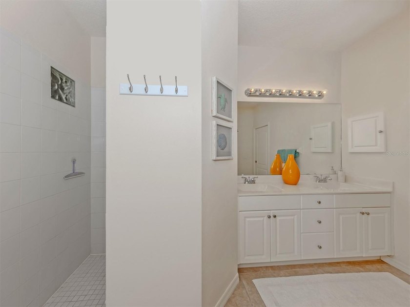 Beautifully maintained and offered furnished, this three-bedroom - photo 19