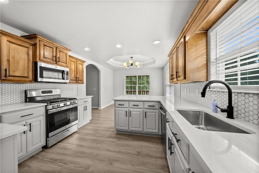 Welcome home to this beautifully updated 5-bedroom, 4-bath - photo 21