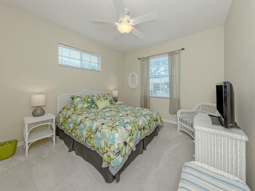 Beautifully maintained and offered furnished, this three-bedroom - photo 21