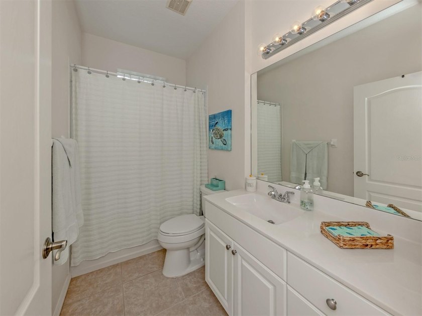 Beautifully maintained and offered furnished, this three-bedroom - photo 22