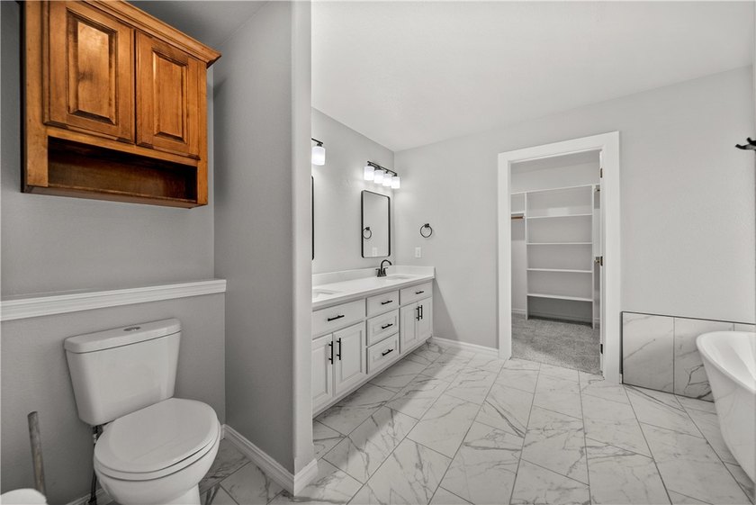 Welcome home to this beautifully updated 5-bedroom, 4-bath - photo 24