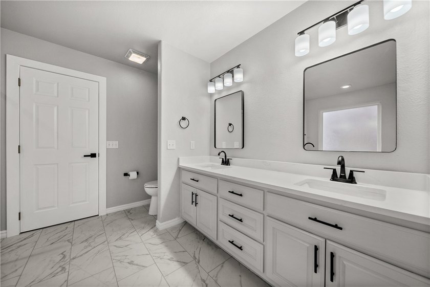 Welcome home to this beautifully updated 5-bedroom, 4-bath - photo 28