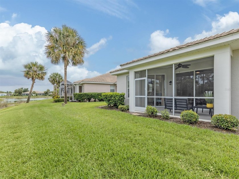Beautifully maintained and offered furnished, this three-bedroom - photo 30
