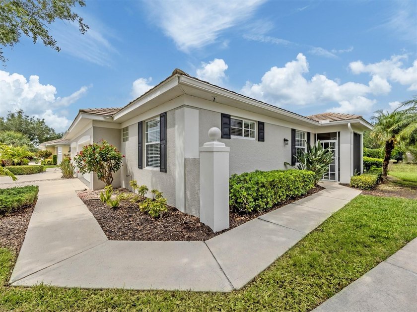 Beautifully maintained and offered furnished, this three-bedroom - photo 31