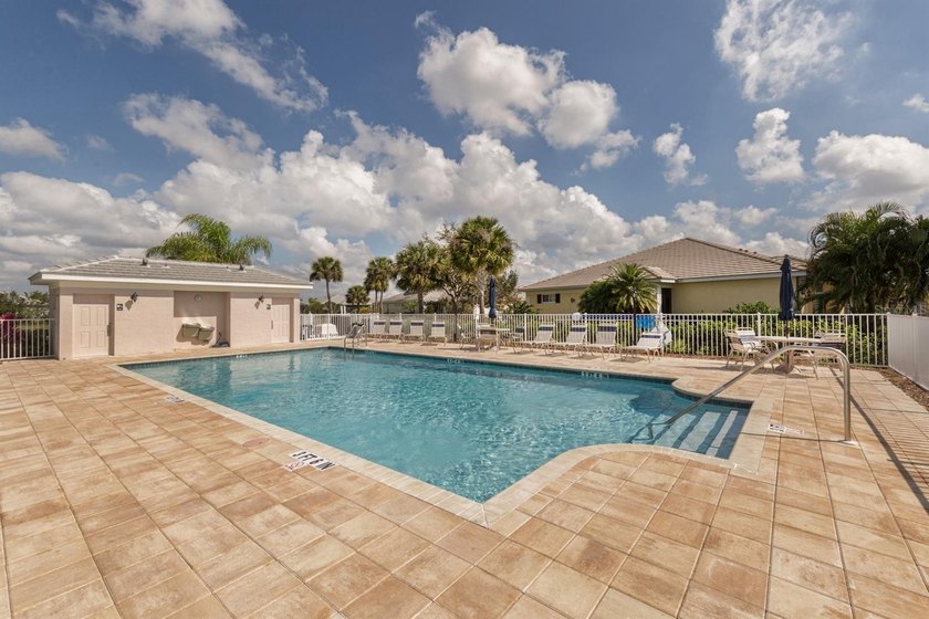 Beautifully maintained and offered furnished, this three-bedroom - photo 33