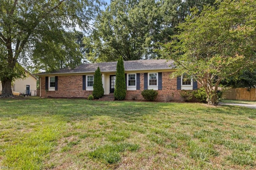 This lovely brick ranch offers an abundance of space with 4 - photo 3