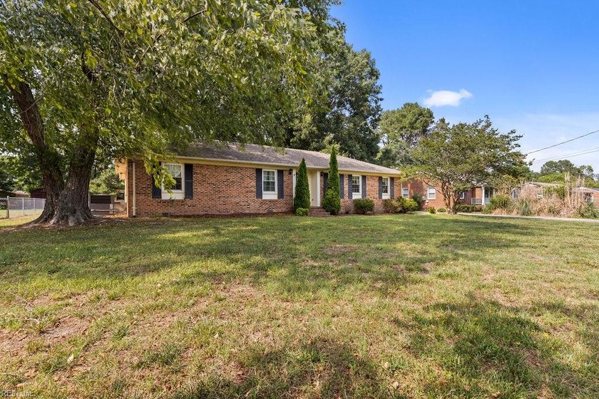 This lovely brick ranch offers an abundance of space with 4 - photo 4