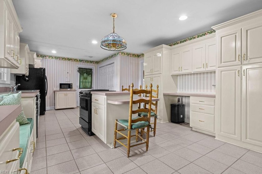 This lovely brick ranch offers an abundance of space with 4 - photo 8