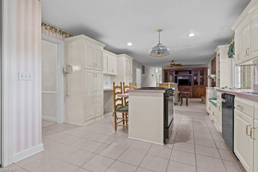 This lovely brick ranch offers an abundance of space with 4 - photo 9