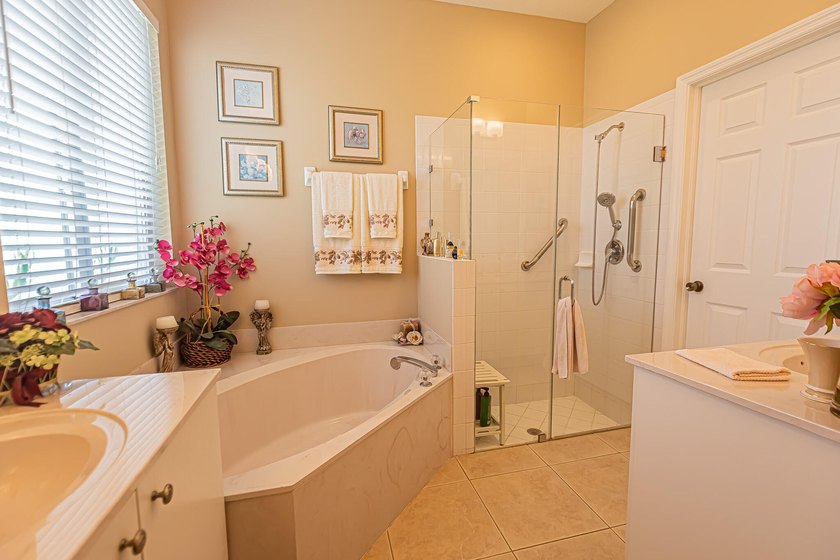 Welcome home to this beautifully maintained 3-bedroom, 2-bath - photo 12