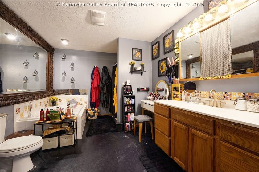 PEACEFUL, PRIVATE COUNTRY SETTING ON 1.2 ACRES IN POCA! THIS - photo 18