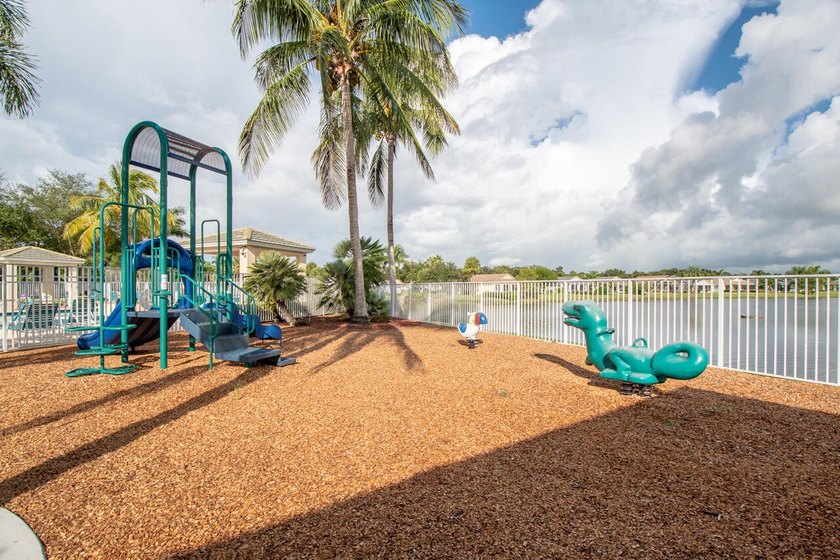 Welcome home to this beautifully maintained 3-bedroom, 2-bath - photo 31