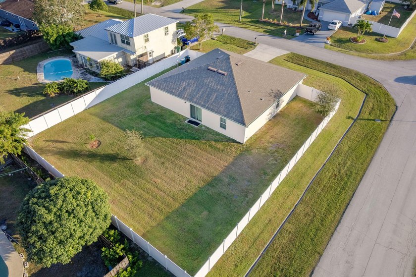 CBS Built in 2021 - 4-bedroom, 2-bath, 2-car garage FENCED YARD - photo 2
