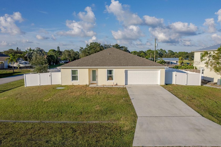 CBS Built in 2021 - 4-bedroom, 2-bath, 2-car garage FENCED YARD - photo 3