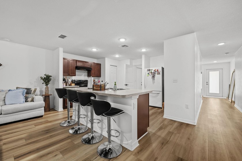 CBS Built in 2021 - 4-bedroom, 2-bath, 2-car garage FENCED YARD - photo 6