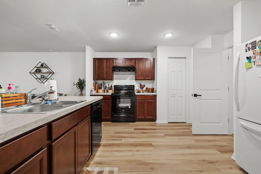 CBS Built in 2021 - 4-bedroom, 2-bath, 2-car garage FENCED YARD - photo 9