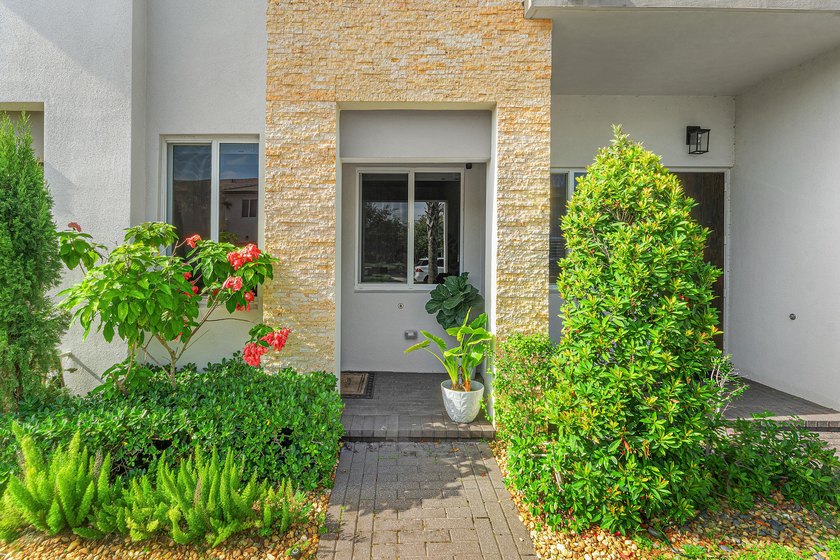 Gorgeous, modern 4 bd/ 3.5 bath end unit townhome in the heart - photo 3