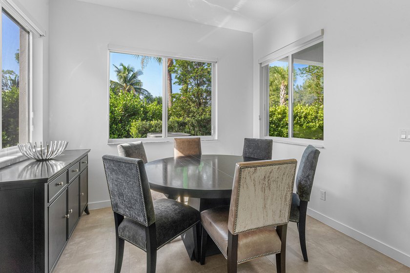 Gorgeous, modern 4 bd/ 3.5 bath end unit townhome in the heart - photo 10