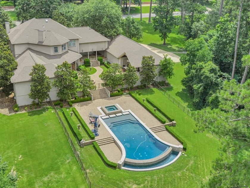 Welcome to this exceptional waterfront estate in prestigious - photo 11