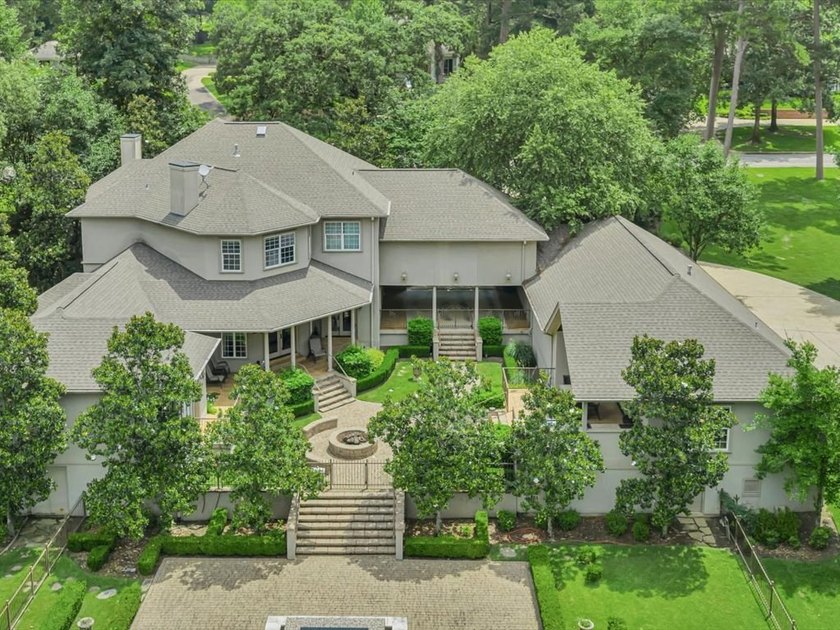 Welcome to this exceptional waterfront estate in prestigious - photo 12