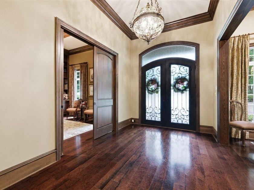 Welcome to this exceptional waterfront estate in prestigious - photo 17