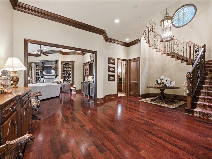 Welcome to this exceptional waterfront estate in prestigious - photo 20