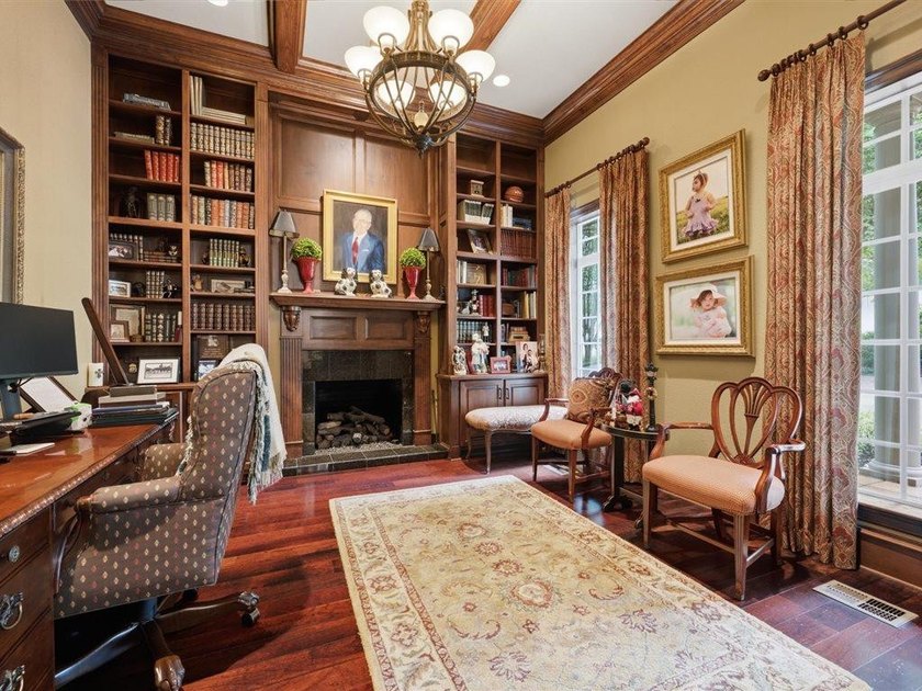 Welcome to this exceptional waterfront estate in prestigious - photo 21
