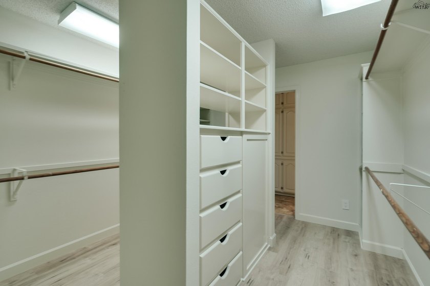 Tucked on a corner lot in Midwestern Park, this 4-bed, 3-bath - photo 23