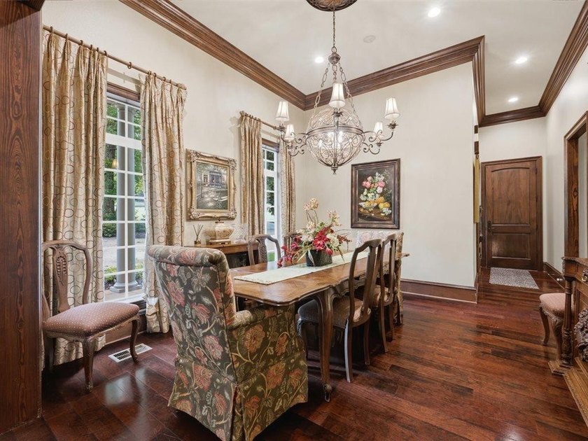 Welcome to this exceptional waterfront estate in prestigious - photo 27