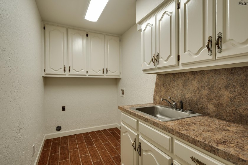 Tucked on a corner lot in Midwestern Park, this 4-bed, 3-bath - photo 30