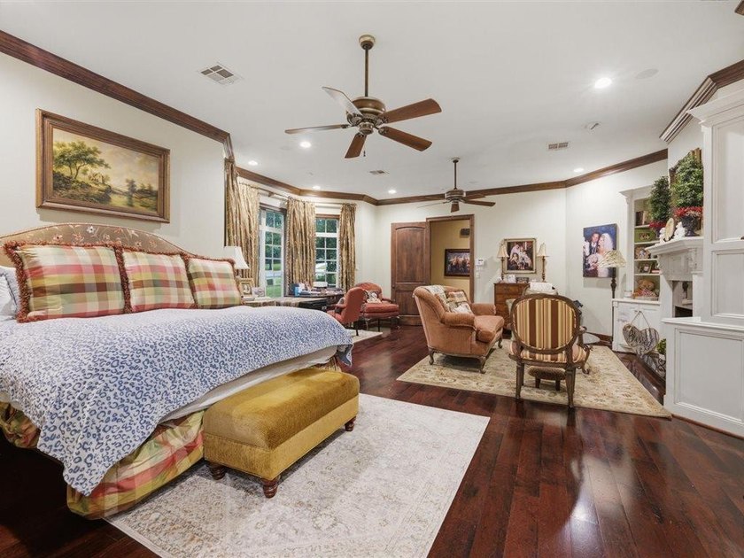 Welcome to this exceptional waterfront estate in prestigious - photo 34