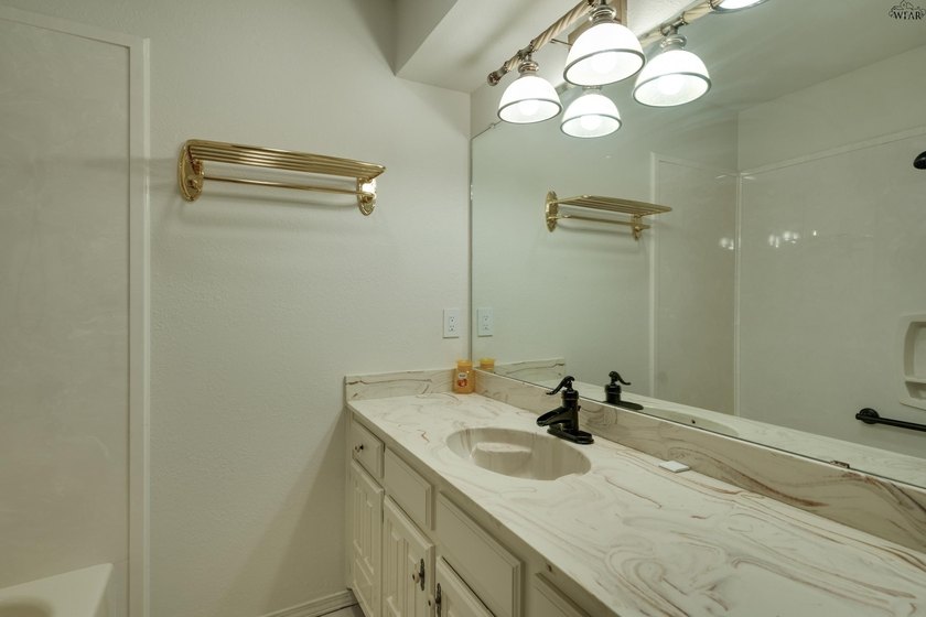 Tucked on a corner lot in Midwestern Park, this 4-bed, 3-bath - photo 35