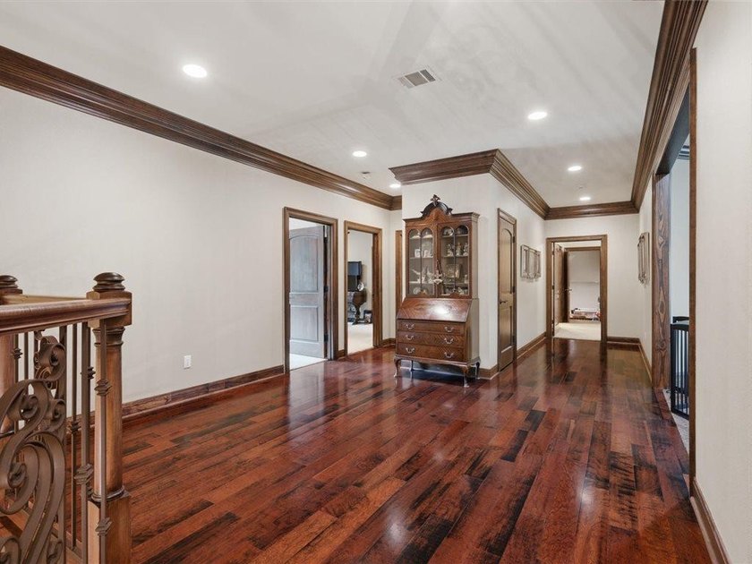 Welcome to this exceptional waterfront estate in prestigious - photo 38