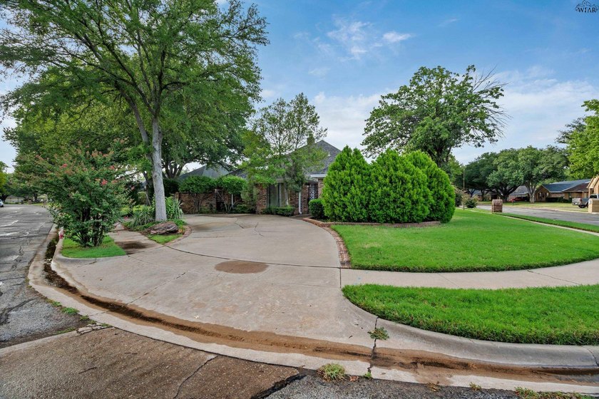 Tucked on a corner lot in Midwestern Park, this 4-bed, 3-bath - photo 38