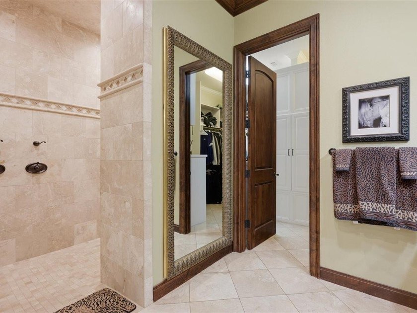Welcome to this exceptional waterfront estate in prestigious - photo 43