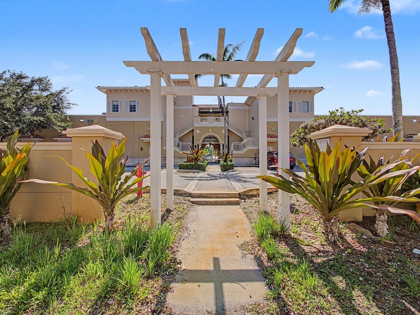 Highly sought after Sandpiper Cove Botanica townhome, In the - photo 4