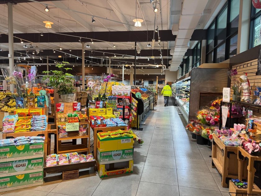 This strategically located grocery store presents an outstanding - photo 3