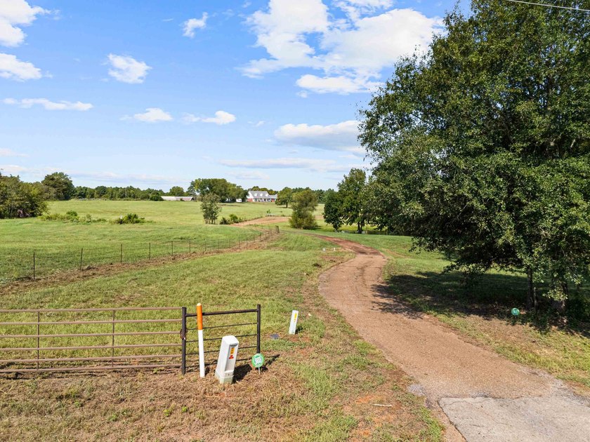 How you've dreamed of having it ALL! Beautiful totally updated &amp; - photo 34
