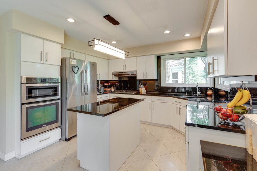 Welcome to this stunning golf course property offering an open - photo 12