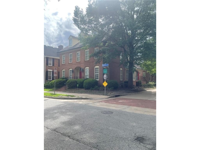 Exceptional Ghent Square Living. New interior and exterior paint - photo 2
