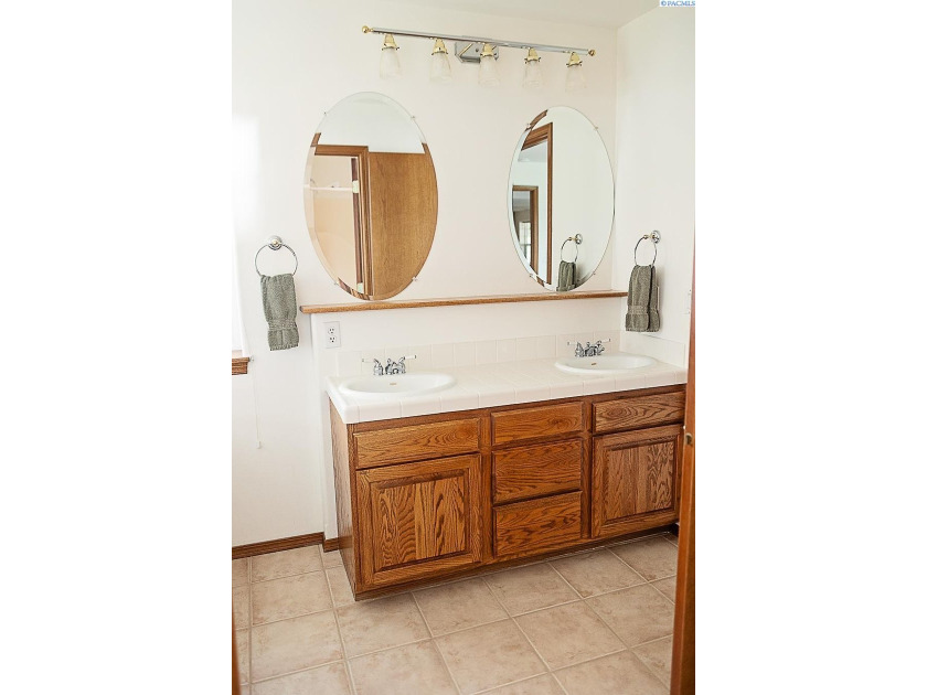 MLS# 294316 A Rare Opportunity - Exceptional Quality, Thoughtful - photo 12