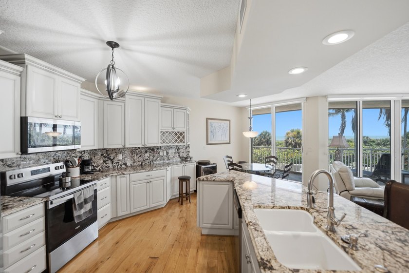Sun-drenched oceanfront luxury awaits in this stunning SE corner - photo 2